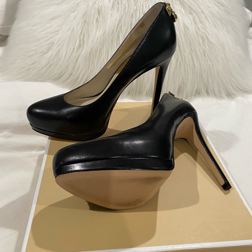 Michael Kors black pumps